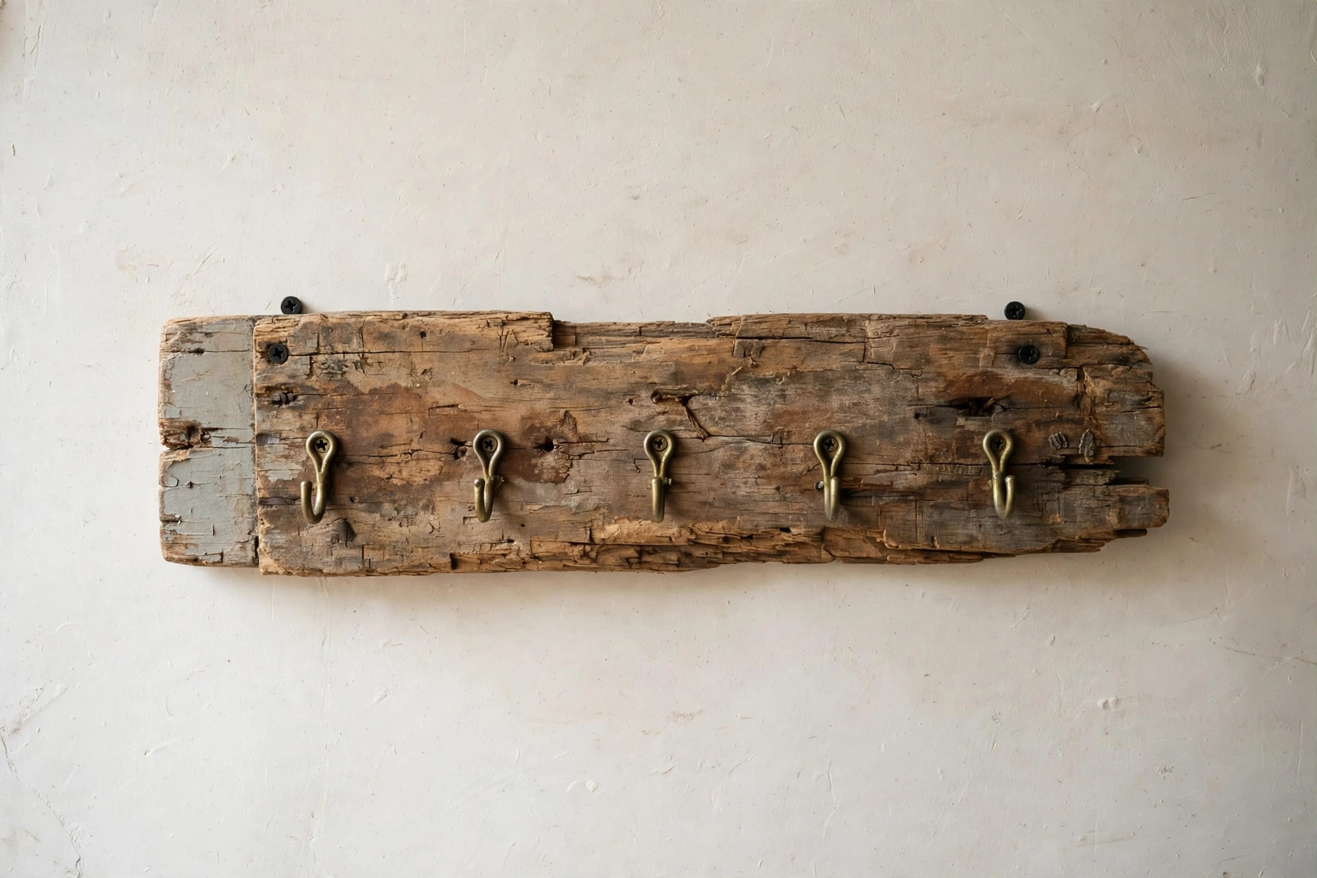 Rustic scrap wood key holder with hooks, an easy scrap wood project for beginners